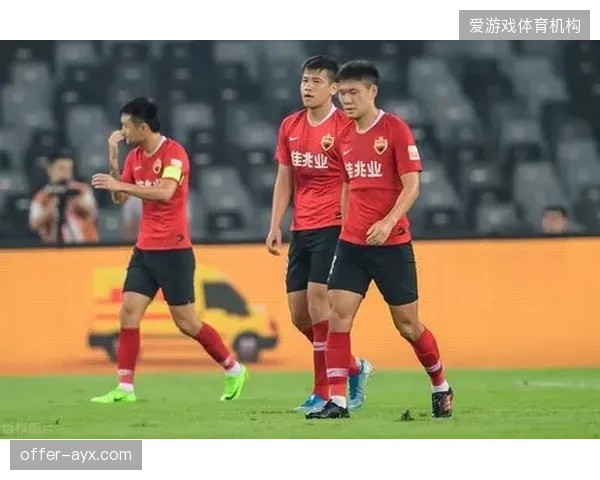 高中锋伊戈尔·谢尔盖耶夫凭借高效的进球率，对主力位置发起冲击，他与肖穆罗多夫的组合将提供不同的战术选择。